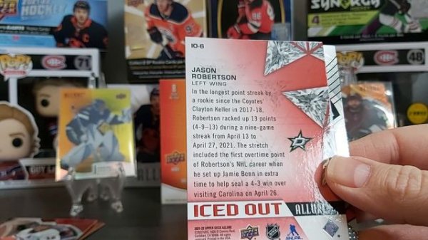 V159: New release: 2021-22 Allure! Nice looking die-cut auto!