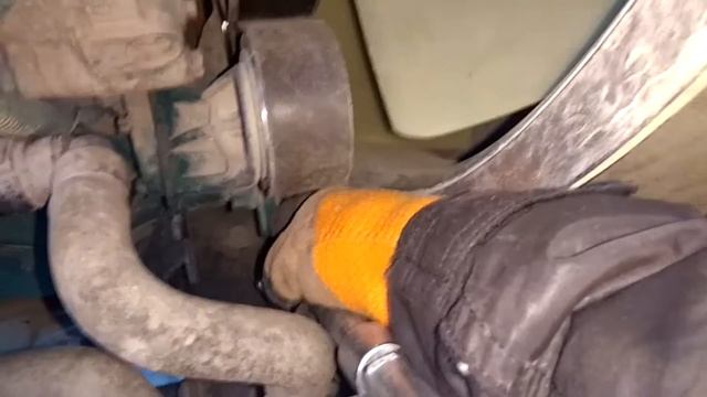 Как надеть, натянуть ремень, ослабив натяжитель Volvo FH - D13 смотреть онлайн