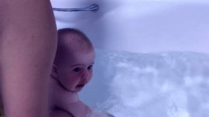 Как купать новорожденного в большой ванне. Гимнастика и упражнения в воде для грудничков.