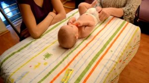 Профессиональный массаж и гимнастика грудничку. Прорабатываются точки. 5 месяцев