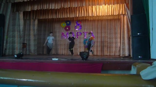 Танец мальчиков 4 класса на празднике 