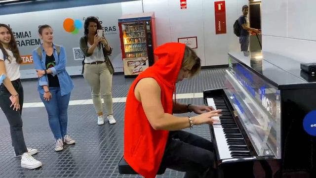 BELLA CIAO METROSTATION PIANO PERFORMANCE смотреть онлайн