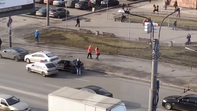 Питер метро «Академическая» покатались мальчики! смотреть онлайн