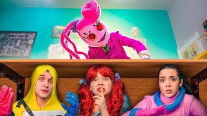 УЧИЛКА СТАЛА МАМОЧКА ХАГГИ ВАГГИ в ШКОЛЕ! Про игрок против МАМОЧКИ ДЛИННОГОЙ.EXE в реальной жизни!