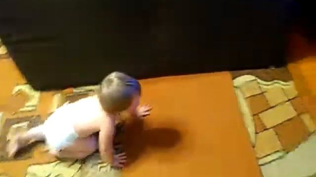 Ребёнок слезает с дивана и ползёт смотреть мультик смотреть онлайн