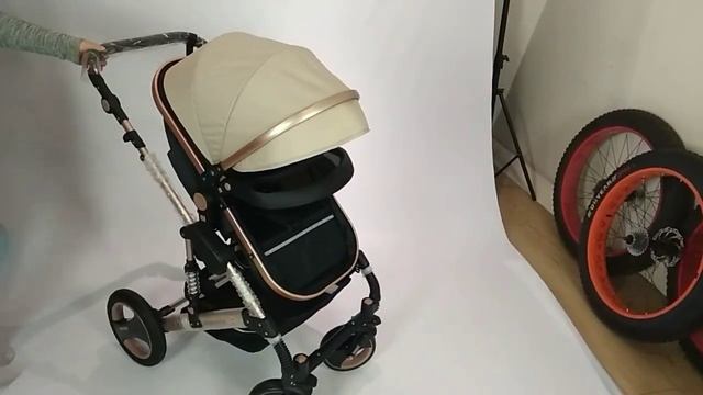 Сложение капюшона у Wisesonle коляска-трансформер 2в1. Цвет песочный. Рама золотая. смотреть онлайн