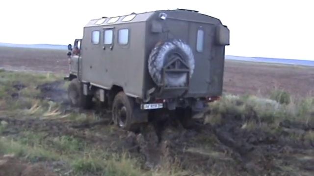 Газ 66 и скользкая глина в Крыму смотреть онлайн