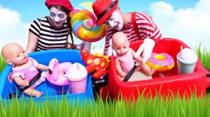 Близнецы куклы БЕБИ БОН на прогулке! Смешные видео игры одевалки с Baby Born. Мультики для детей.