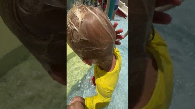 Забавный малыш развлекается в аквапарке. Детское видео! смотреть онлайн