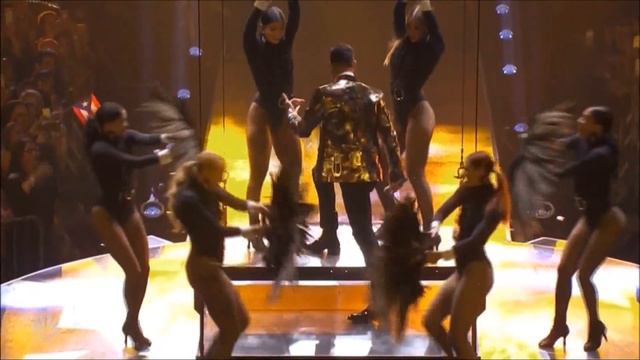 Ricky Martin Sings 