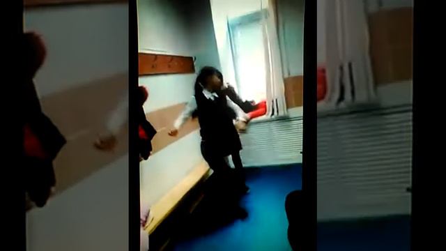 ПРИКОЛ!!! Что делают девочки в раздевалке !!! смотреть онлайн