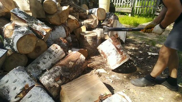 Колем дрова. Fiskars x25 в работе. смотреть онлайн