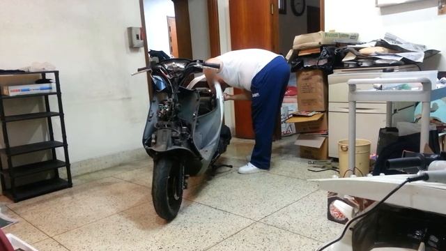 Suzuki Address V125g Cowl Removal & Change shock absorber смотреть онлайн