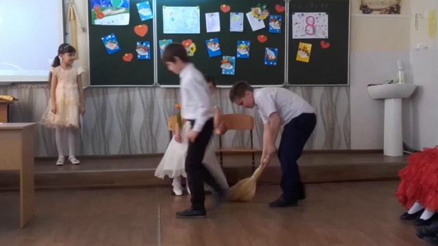 СЦЕНКА 3 КЛАССА 8 МАРТА! смотреть онлайн