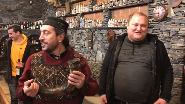 Грузинское застолье Супра - 4 литра вина из рога за 1 тост? Корпоратив в колоритной Грузии смотреть онлайн