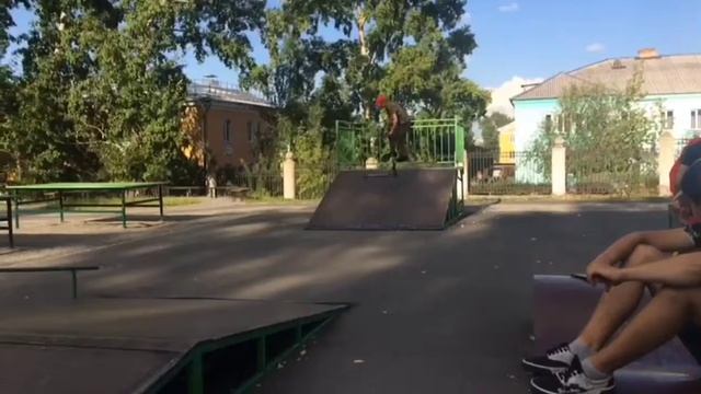 Трюки на самокате / В парке. смотреть онлайн