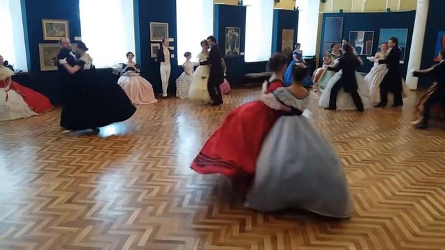 Кринолиновый бал в Сенаторском зале Нового замка. смотреть онлайн