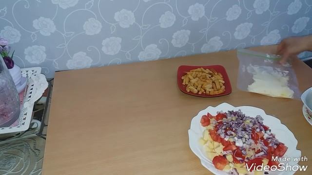 Салат с сухариками. Очень пикантный и вкусный. смотреть онлайн