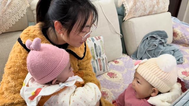 外婆要回家了小语急匆匆跟着，小语学牛叫逗妹妹，跟妹妹交流婴语 смотреть онлайн