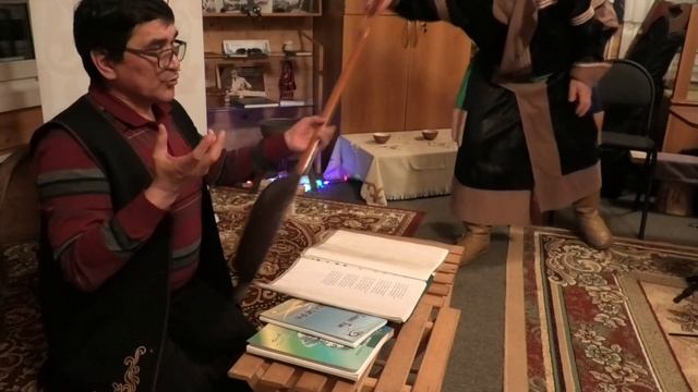 Сибдей Том исполняет авторские песни-тахпахи на хакасском языке. Хакасский хомыс. смотреть онлайн