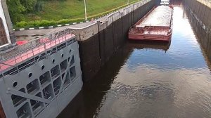 Работа шлюза на канале им. Москвы