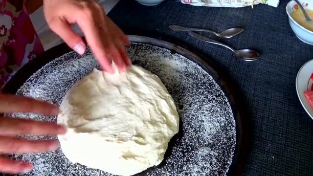 РЕЦЕПТ ОЧЕНЬ ВКУСНОЙ И ПРОСТОЙ ДОМАШНЕЙ ПИЦЦЫ/ТЕСТО ДЛЯ ПИЦЦЫ/ДРОЖЖЕВОЕ ТЕСТО БЕЗ МОЛОКА И ЯИЦ смотреть онлайн
