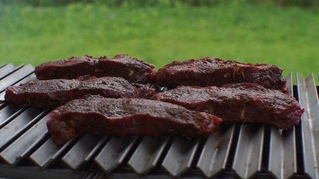 Бифе де чоризо - стейк стриплойн по-аргентински. Жарим мясо на аргентинском гриле. смотреть онлайн