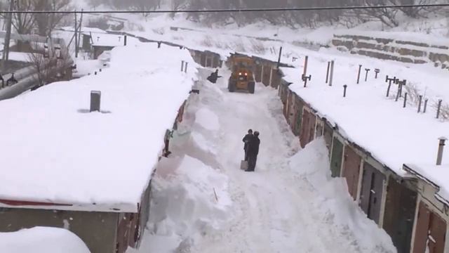 В Холмске вместо дорог расчищают частные гаражи смотреть онлайн