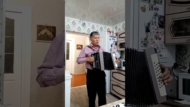 поёт и играет на гармони Алтынбек! смотреть онлайн