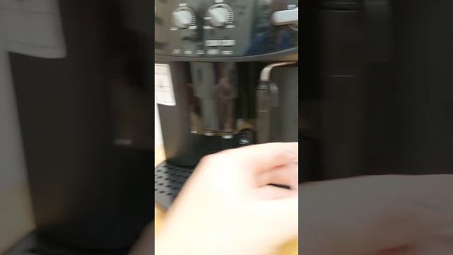 Кофемашина DELONGHI CAFFE CORSO демонстрация работоспособности. смотреть онлайн
