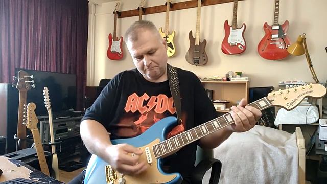 Fender Classic Series 50's VS Squier 40th Anniversary Gold Edition Stratocaster fight смотреть онлайн