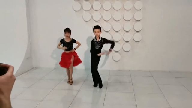 Bachata dance kids duet Photo studio拉丁风情舞 双人少儿 摄影棚 смотреть онлайн