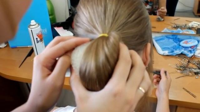 Прическа с валиком на длинные волосы смотреть онлайн
