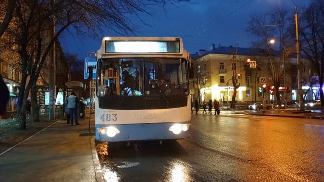 Троллейбус ЗиУ-682Г-016.02 №483 отправляется с остановки "Баумана" смотреть онлайн