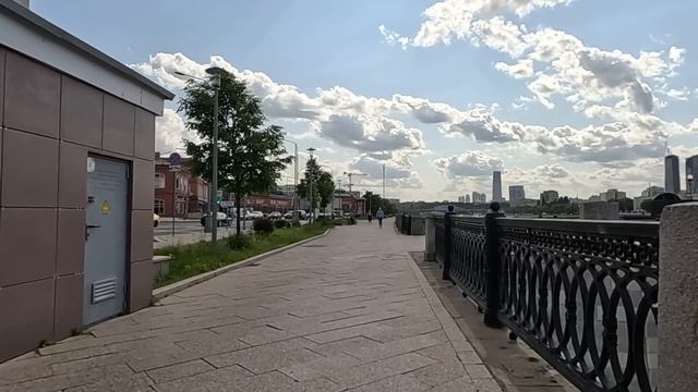 Беременная сирота, укрывшись от дождя в старом склепе, нашла дорогой телефон, а включив его побелел смотреть онлайн