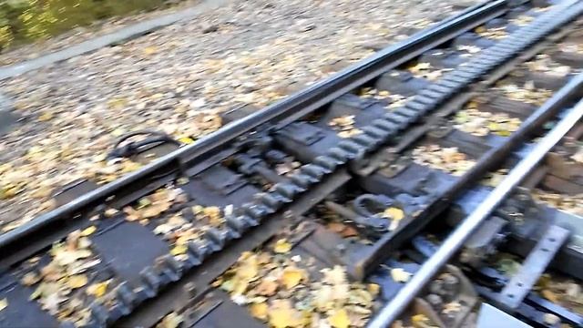 КОРОТКАЯ ПОЕЗДКА НА ТРАМВАЕ 60 МАРШРУТА В БУДАПЕШТЕ. ЗУБЧАТАЯ ЖЕЛЕЗНАЯ ДОРОГА (ЗЖД). БУДАЙСКАЯ ГОРА смотреть онлайн