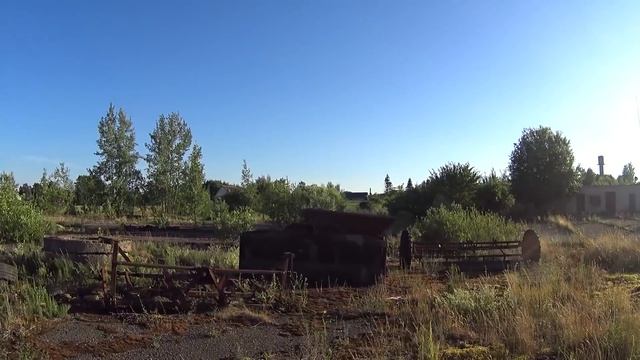 Показываю развалившейся колхоз в Литве. смотреть онлайн