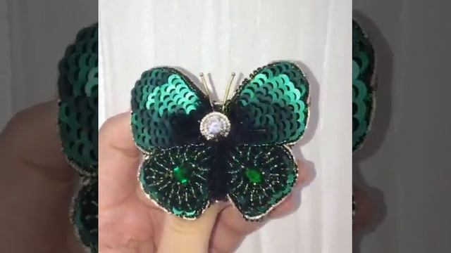 Брошь Полет бабочки  в изумрудном цвете. Брошь из бисера и страз