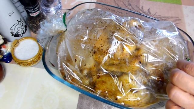 ГОТОВЛЮ КУРИЦУ ПРОСТО. РЕЖУ НА КУСОЧКИ И ЗАПЕКАЮ В РУКАВЕ.