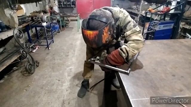 Козырная обувница из профильной трубы с элементами художественной ковки. смотреть онлайн