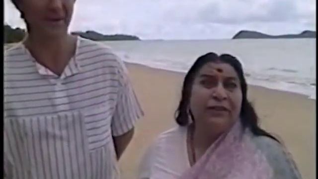 1990 год, 9 марта. Прогулка по берегу Тихого океана. Мать в Форме шри Махалакшми. Кэрнс. Австралия. смотреть онлайн