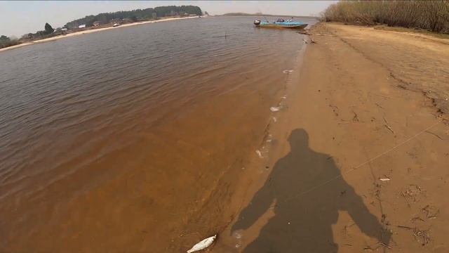 На лодке на весеннюю рыбалку, за огромными язями! смотреть онлайн