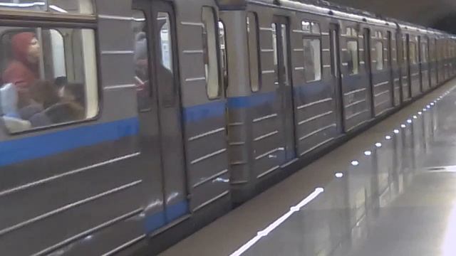 Поезд метро из Екатеринбурга в Москве.