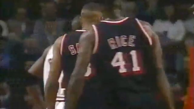 Steve Smith Dunk + Foul on Michael Jordan смотреть онлайн