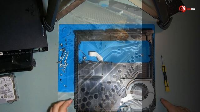 Чистим от пыли , грязи и меняем термопасту на Sony PlayStation 4 Fat смотреть онлайн