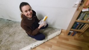 Как замазать щели между стеной и полом в квартире СВОИМИ РУКАМИ ✔ Смотри и учись!