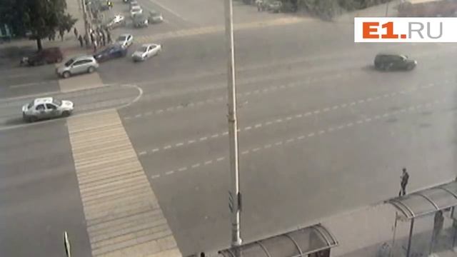 В центре Екатеринбурга Volkswagen снёс девушку, перебегавшую дорогу по "зебре" смотреть онлайн