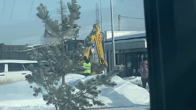 Трактор Kioti чистит снег с гидравлическим отвалом . смотреть онлайн