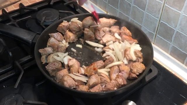 Сковородка из свинины с овощами. смотреть онлайн