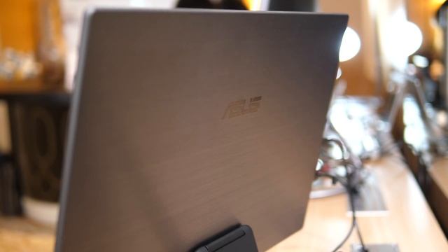 Asus ProArt PQ22UC är en OLED-skärm för dig på resande fot смотреть онлайн